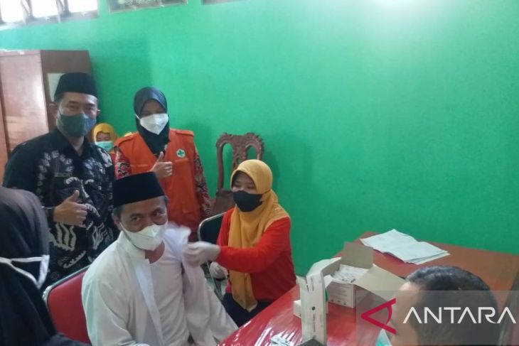 Foto dok. Vaksinasi pemudik di Kabupaten Probolinggo. Foto: Antara/HO-Diskominfo Kabupaten Probolinggo)