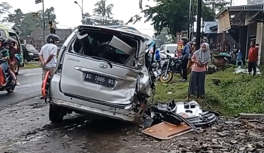 Kondisi mobil usai tertabrak kereta di Blitar/metrotv