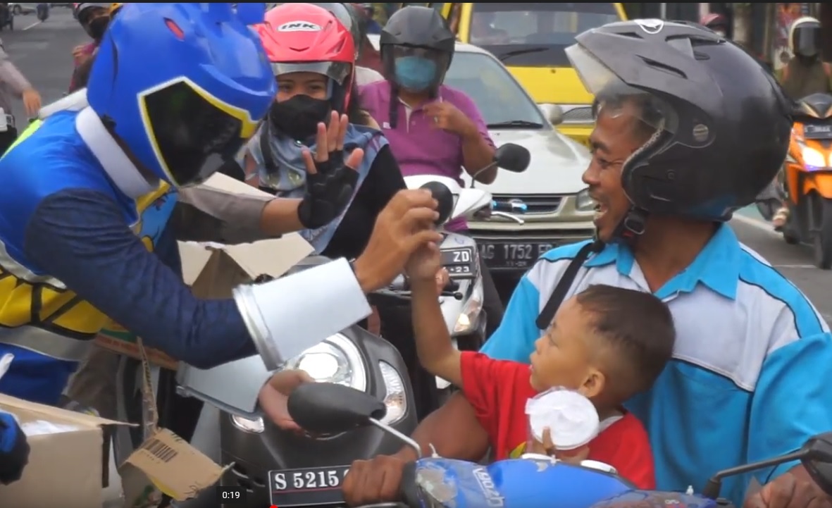 Aksi super hero berbagi Takjil di Jombang/metrotv