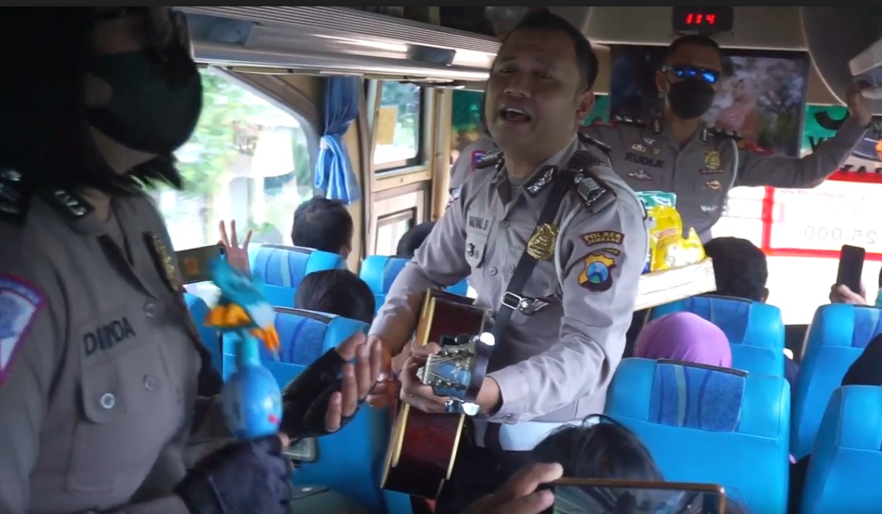 Anggota Satlantas Polres Jombang mengamen di atas bus/metrotv