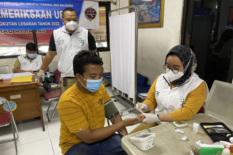 Seorang sopir bus antarkota antarprovinsi (AKAP) melakukan tes kesehatan di posko kesehatan Terminal Kalideres, Jakarta, Selasa (26/4/2022). BRANDA ANTARA/Shofi Ayudiana