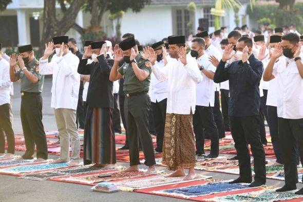 Presiden Jokowi Sholat Idul Fitri di Halaman Gedung Agung Yogyakarta
