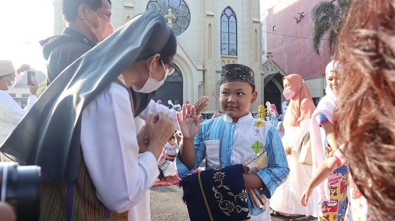 Seoarang pastor menyambut anak usai salat Idul Fitri di Malang (Foto /  Istimewa)