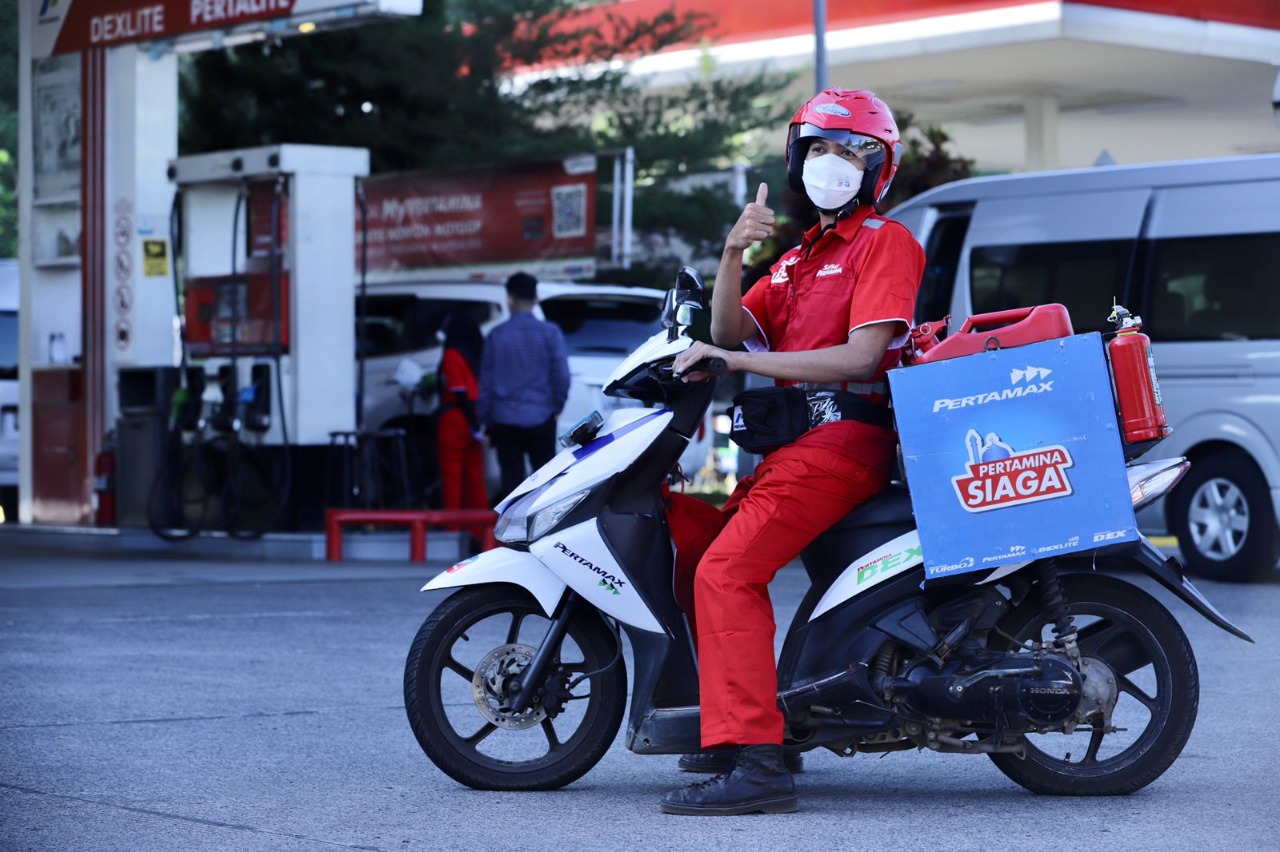 Delivery BBM salah satu layanan Pertamina untuk membantu pengendara yang kehabisan bensin (Foto / Istimewa)