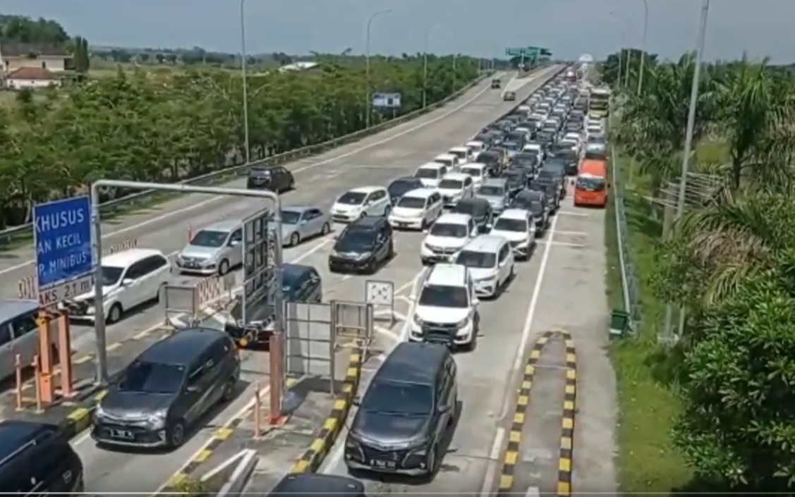 Kemacetan di Exit Tol Jombang hingga jembatan Ploso yang mencapai tiga kilometer/metrotv