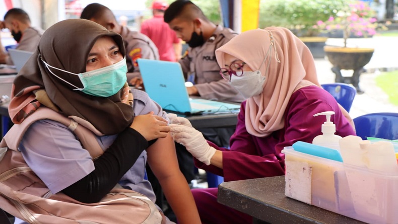 Vaksin hunter Surabaya keliling kampung dan sasar keramaian (Foto / Metro TV)