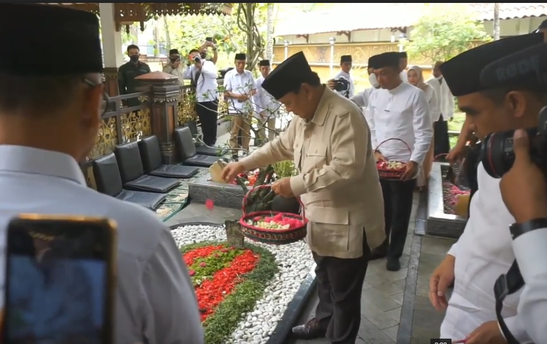 Prabowo melakukan tabur bunga di atas Pusara  Gus Dur/metrotv