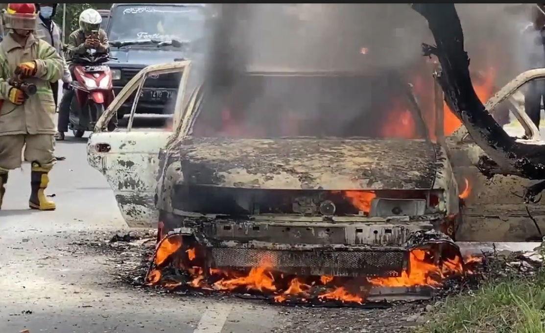 Mobil pemudik berpenumpang empat orang  terbakar di Jalan Raya Tembelang, Jombang, Jawa Timur, 5 Mei 2022/metrotv