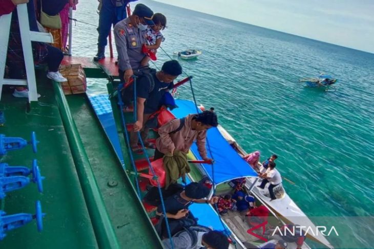 Evakuasi penumpang Kapal Sabuk Nusantara 91/antara