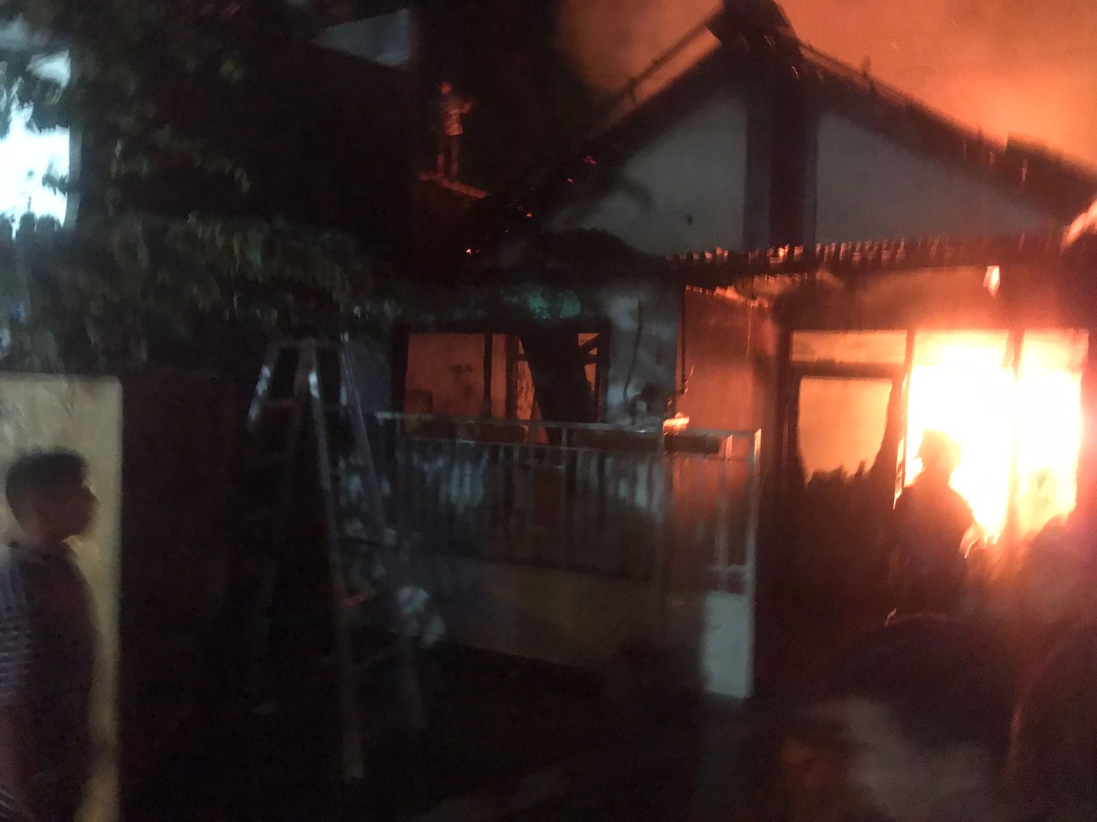 Charger HP Meledak, 2 Rumah di Mojokerto Hangus Terbakar