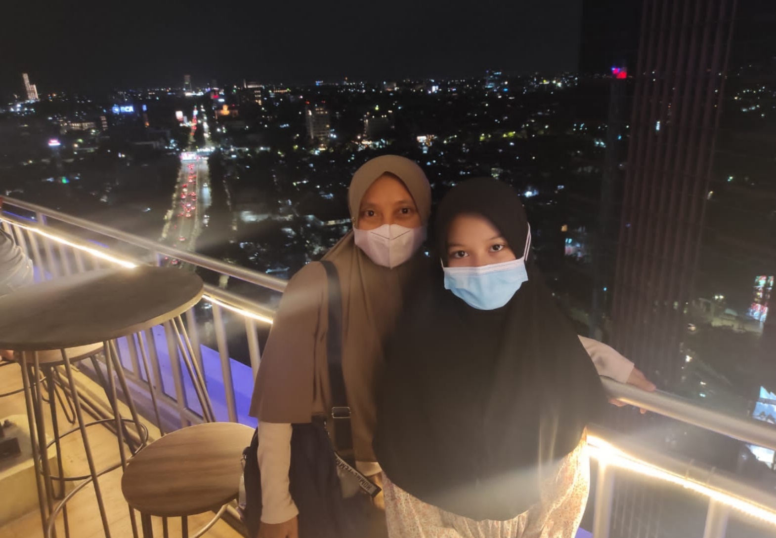 Pengunjung Hotel Goldvitel menikmati suasana malam di Kota Surabaya/ist