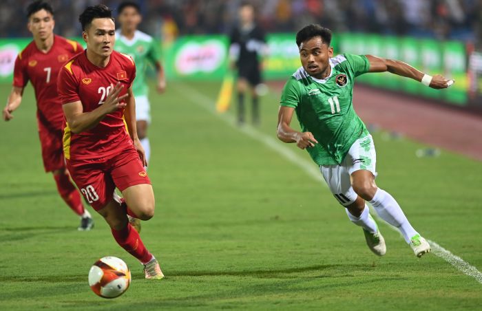 Pemain Timnas Indonesia Saddil Ramdani mencoba melewati pertahanan vietnam/antara