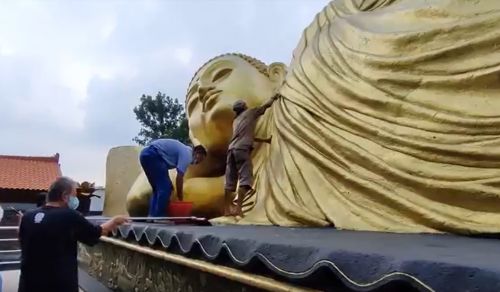 Patung budha tidur terbesar di Indonesia di Mojokerto, Jawa Timur mulai dibersihkan jelang Hari Raya Waisak/metrotv