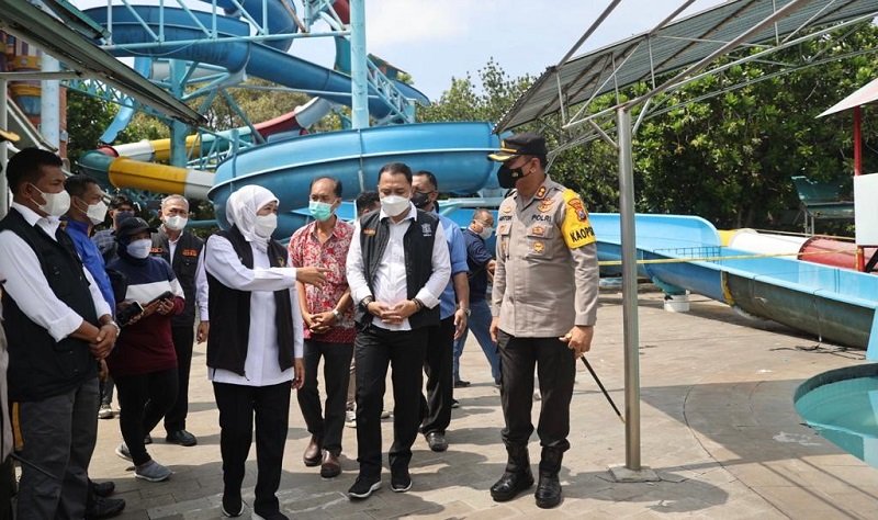 Gubernur Jawa Timur, Khofifah Indar Parawansa bersama Walikota Surabaya Eri Cahyadi saat meninjau Kenpark (Foto / Metro TV)