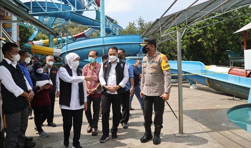 Tinjau Kenpark, Khofifah Minta Insiden Seluncuran Diusut Tuntas