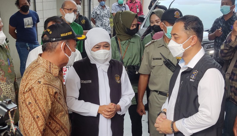 Menteri Koordinator Bidang Pembangunan Manusia dan Kebudayaan Republik Indonesia Muhadjir Effendy menjenguk korban seluncuran kolam renang Kenpark Surabaya di RSUD dr Soetomo (Foto / Metro TV)