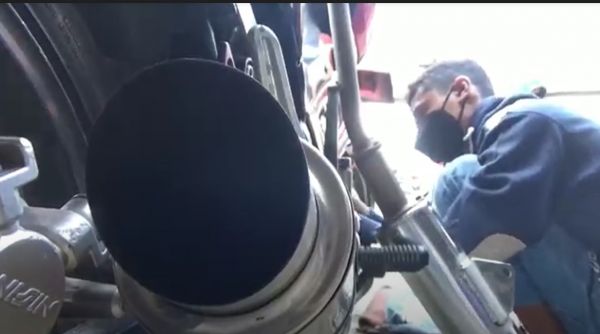 Bonceng Pacar Sambil Geber Motor, Pemuda Ini Nangis Saat Diangkut Polisi