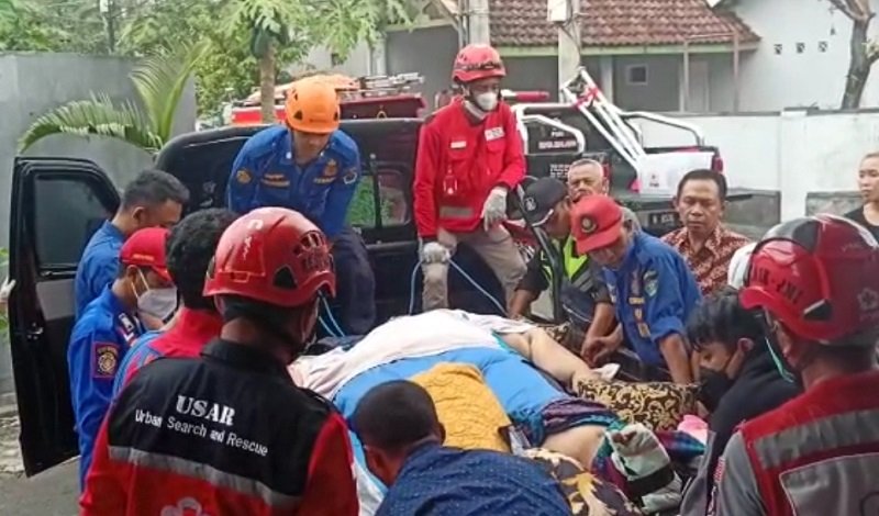 Dwi Ariesta Wardhana berhasil dievakuasi setelah terjatuh bersama lift di rumahnya (Foto / Metro TV)