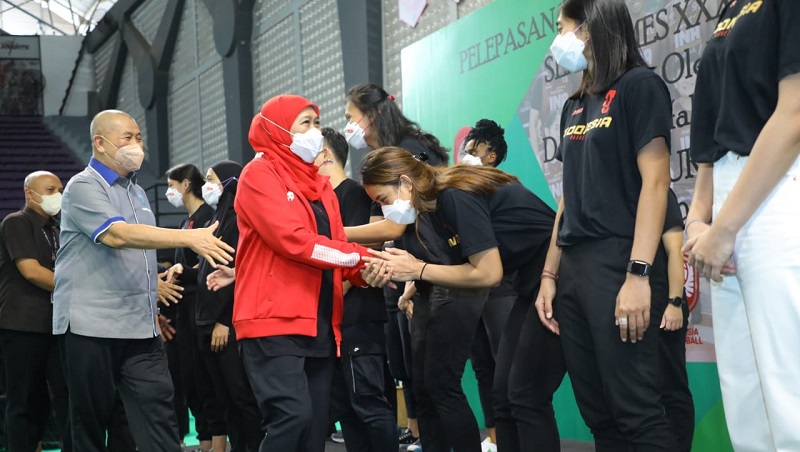 Gubernur Jawa Timur (Jatim) Khofifah Indar Parawansa melepas kontingen Tim Nasional (Timnas) Bola Basket Putri ke SEA Games XXXI Vietnam (Foto / Istimewa)