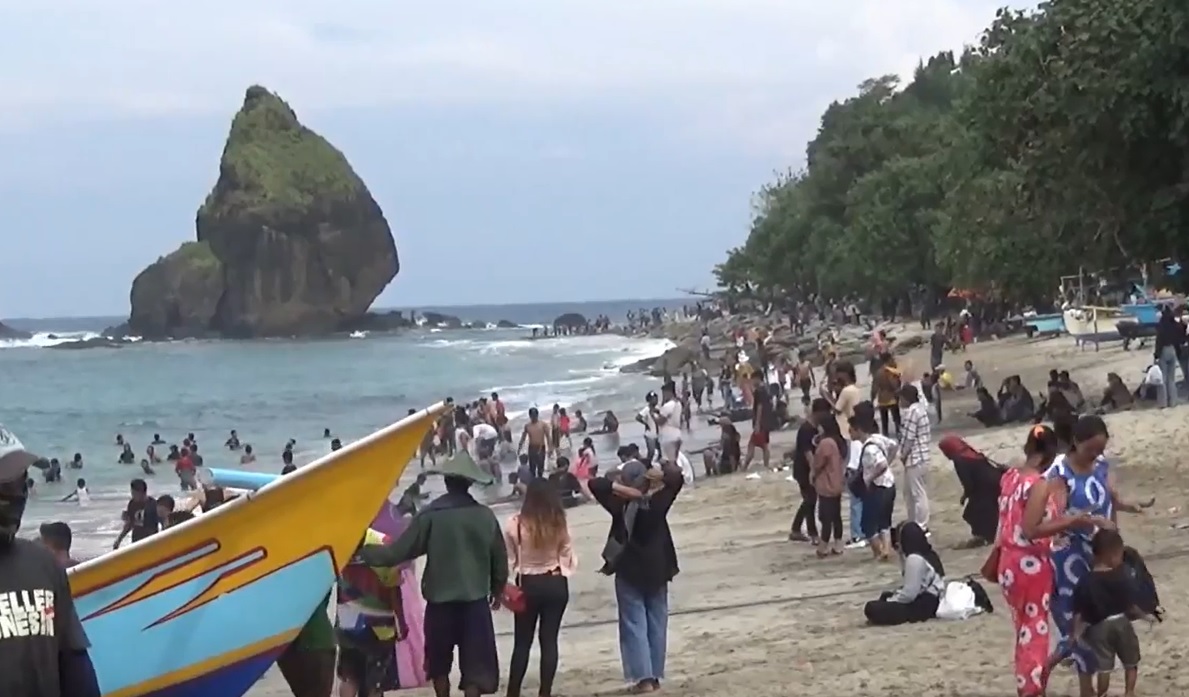 Ribuan wisatawan memadati bibir Pantai Tanjung Papuma, Jember/metrotv