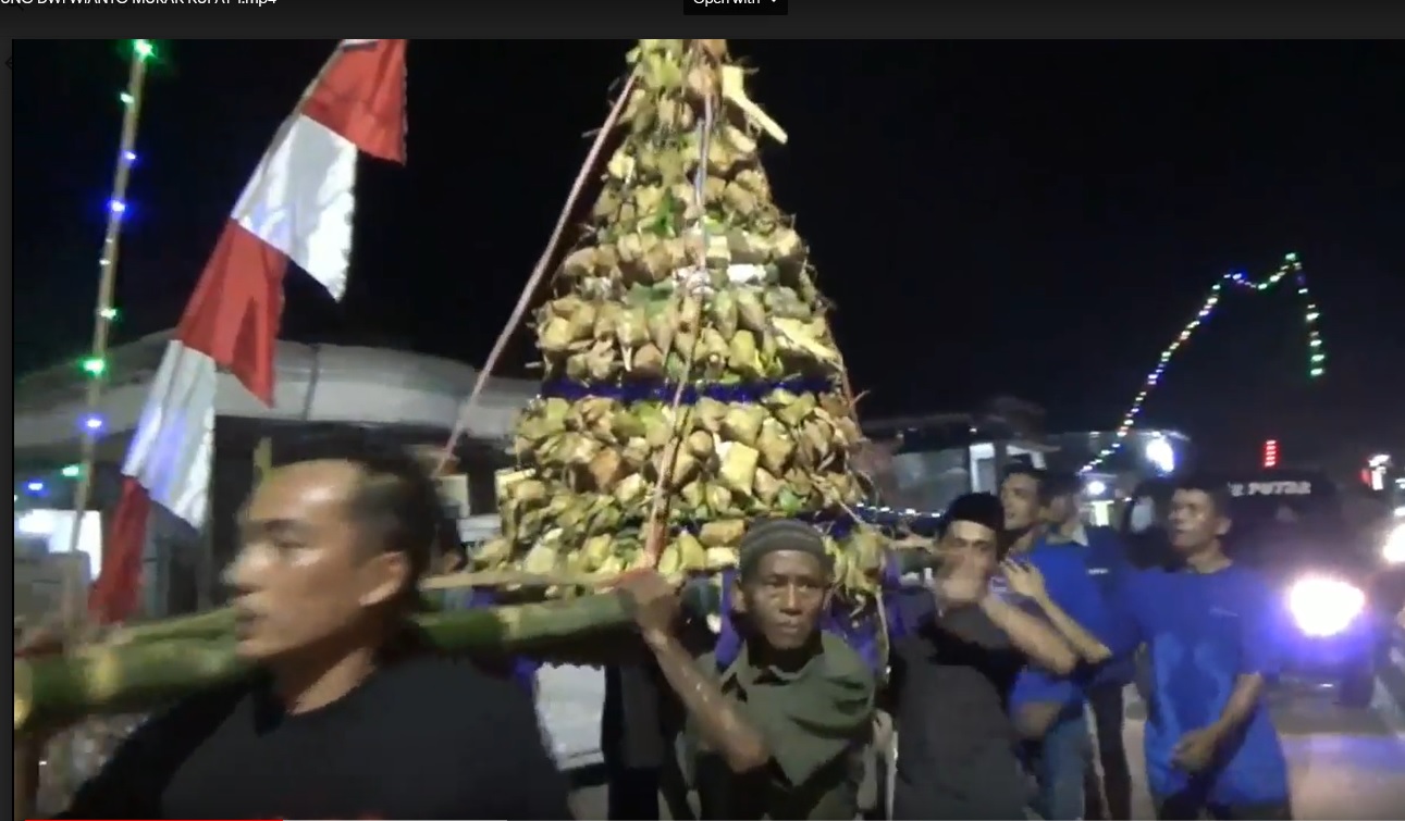 Ratusan warga Desa Winong, Kecamatan Kalidawir, Tulungagung mengarak gunungan ketupat keliling kampung/metrotv