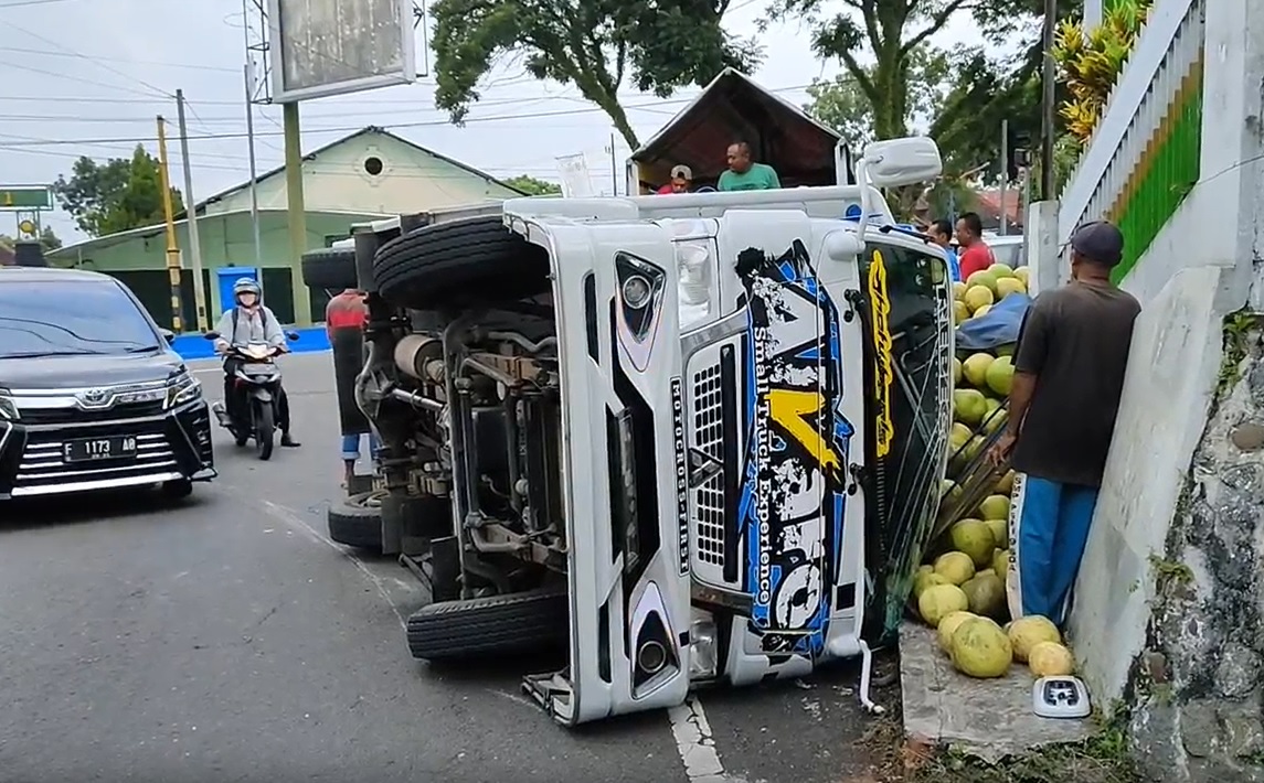 Truk bermutan jeruk pamelo terguling di Jalan S. Parman, Magetan/metrotv