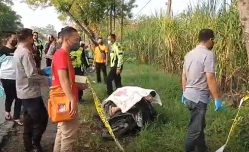 Petugas memasang police line di lokasi penemuan jasad pemuda di atas motor/metrotv