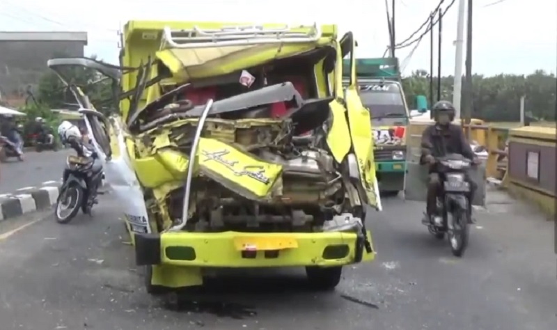 2 Truk di Jombang Tabrakan Beruntun, 1 Tewas