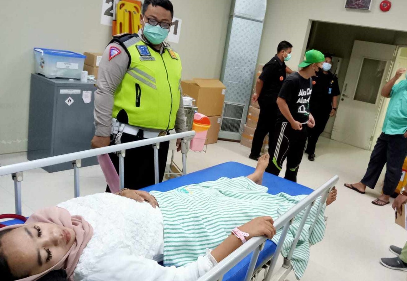 Dewi Arifah saat dibawa ke rumah sakit usai disenggol kereta (Foto / Metro TV)