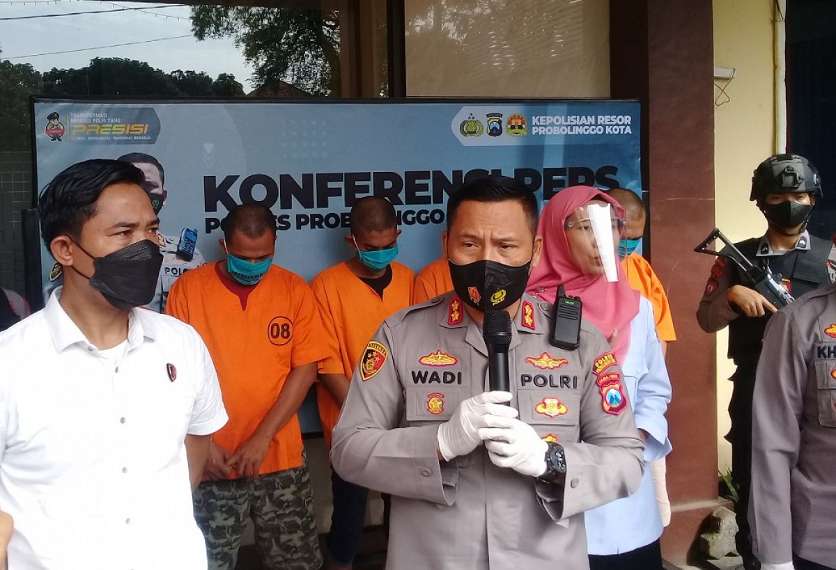 Kapolres Probolinggo Kota AKBP Wadi Sa'bani menunjukkan barang bukti dan tersangka pencurian (Foto / Metro TV)