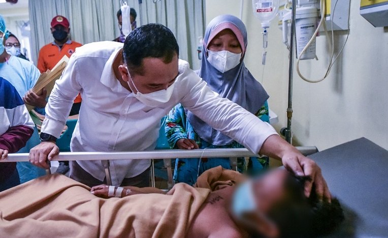 Walikota Surabaya Eri Cahyadi saat menemui salah satu korban seluncuran Kenpark, Kenjeran, Surabaya (Foto / Metro TV)