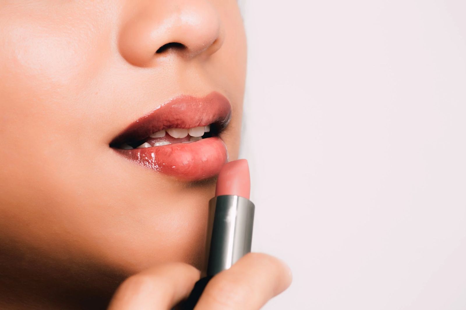 Jangan Salah Beli, Ini Tips Memilih Lipstik Sesuai Warna Kulit