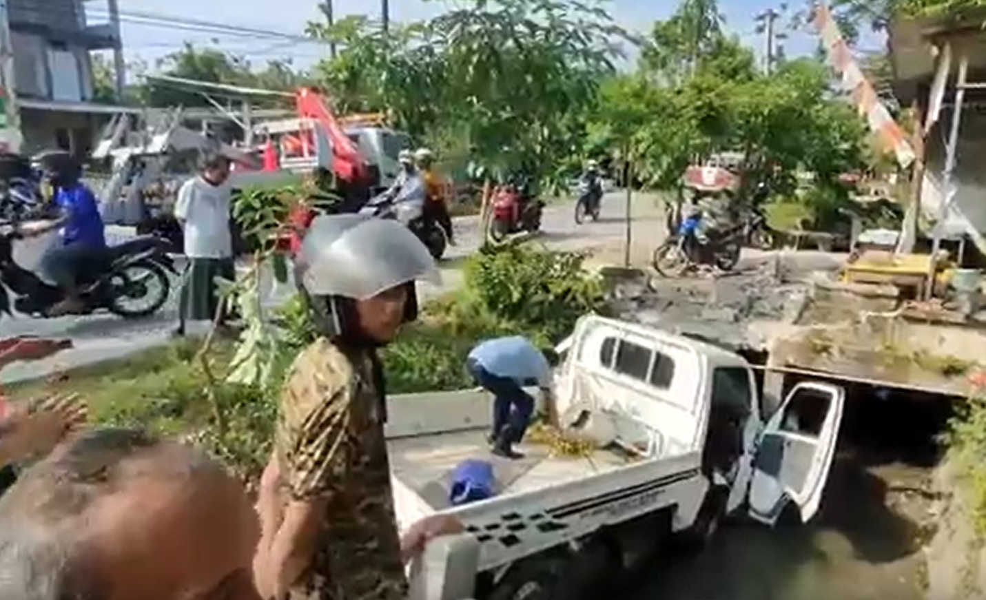 Mobil pikap yang mengalami kecelakaan jadi tontonan warga/ist