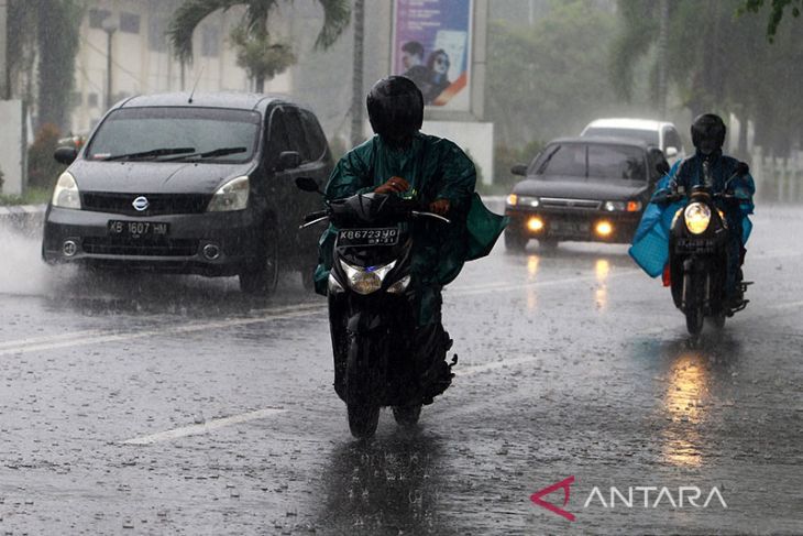 Sejumlah kendaraan menembus hujan di Pontianak, Kalimantan Barat. Foto: Antara/Jessica Helena Wuysang/rwa