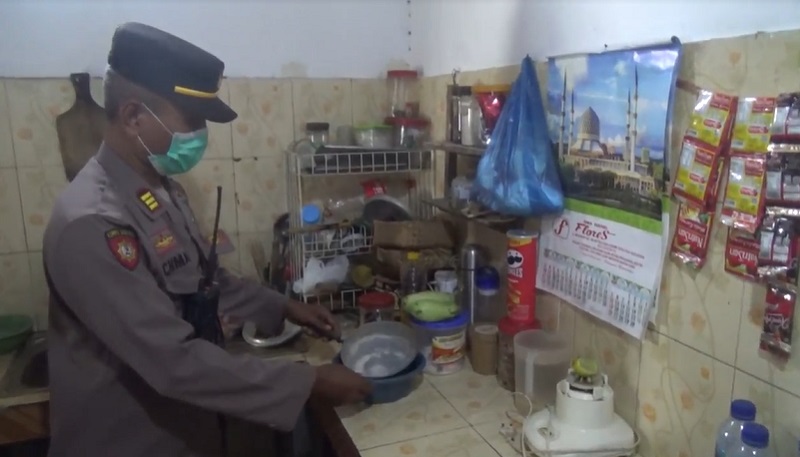 Polisi memeriksa dapur rumah warga yang membuat nasi kotak beracunan (Foto / Metro TV)
