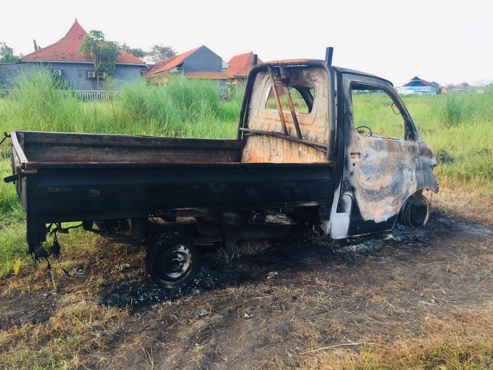 3 Terduga Pencuri Onderdil Alat Berat di Sidoarjo Dimassa, Mobil Dibakar
