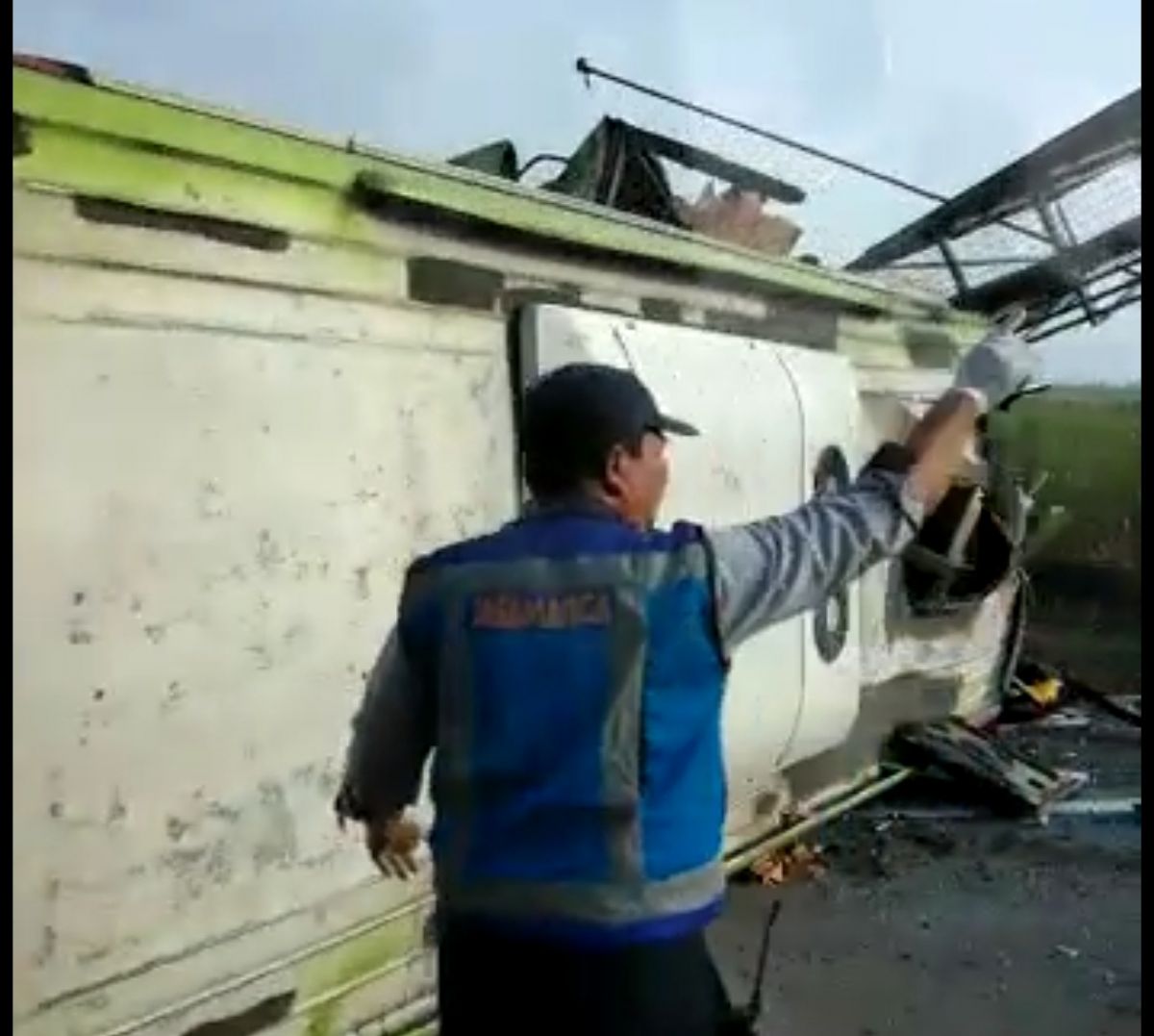 2 Kecelakaan, Bus Terbalik di Tol Surabaya hingga Mobil Patroli Tabrak Motor