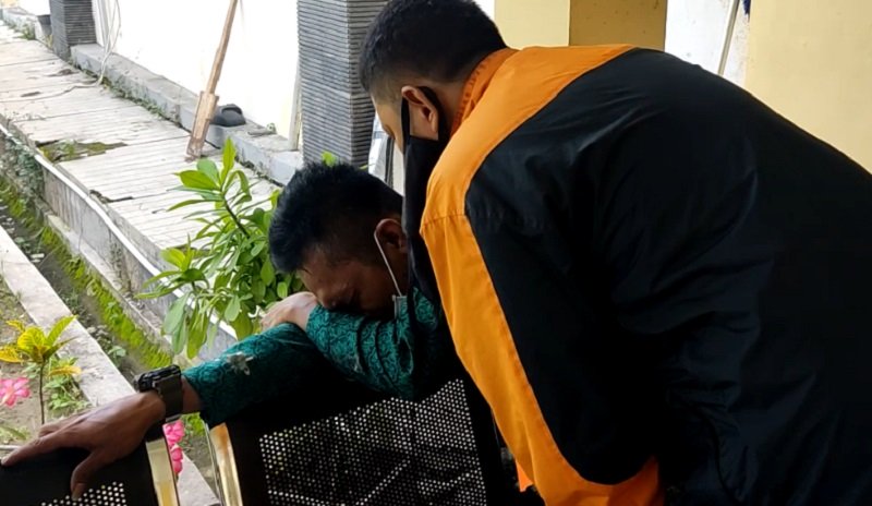 Salah satu anggota keluarga kecelkaan maut Tol Sumo menagis saat berada di rumah sakit (Foto / Istimewa)