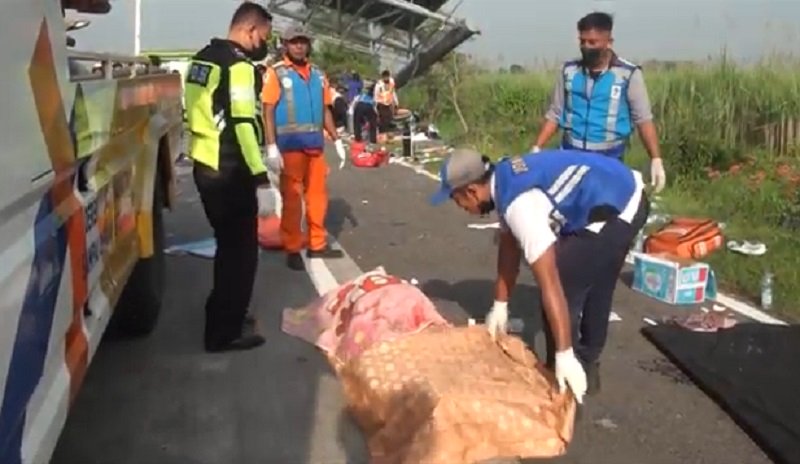 Petugas mengevakuasi korban tewas kecelakaan maut bus pariwisata (Foto / Metro TV)