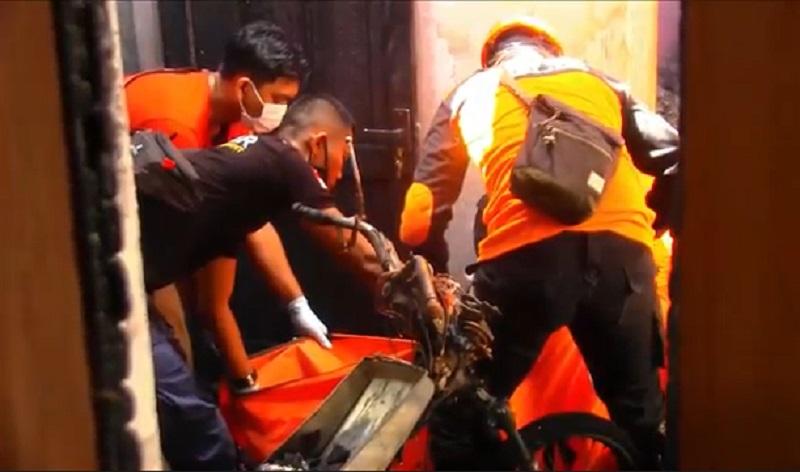 Ngeri, Pria di Lumajang Ini Hangus Terbakar dengan Leher Terjerat