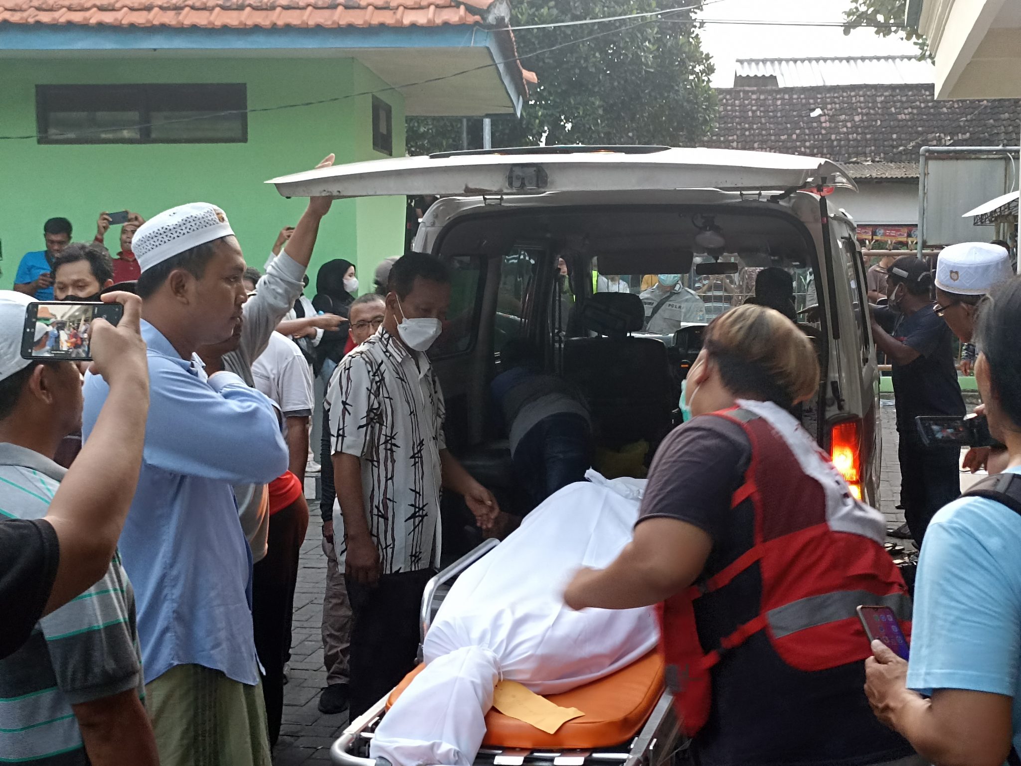 Jenazah korban kecelakaan Tol Sumo tiba di masjid untuk disholatkan (Foto / Metro TV)