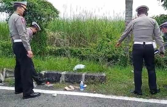 Polisi melakukan olah TKP kecelakaan bus pariwisata di Tol Sumo (Foto / Metro TV)