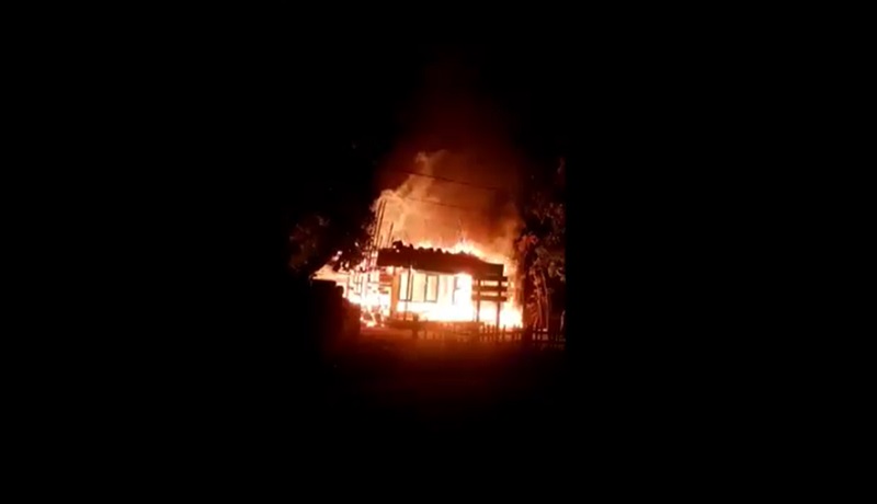 Rumah dinas Perhutani di kawasan Sugihan ludes terbakar (Foto / Metro TV)