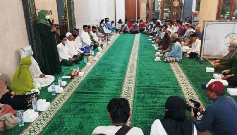 Khofifah Hadiri Tahlilan Korban Tewas Kecelakaan di Tol Sumo