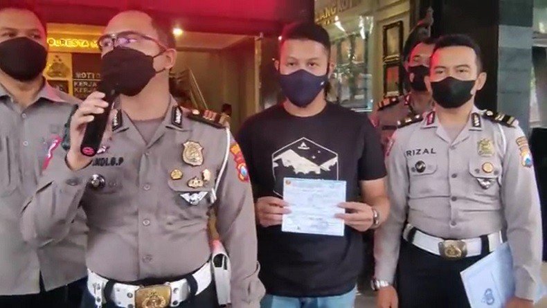 Pengemudi Brio ugal-ugalan dan gunakan strobo di Malang ditilang polisi (Foto / Metro TV)