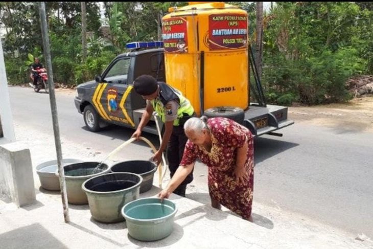 Petugas menyalurkan bantuan air bersih di daerah terdampak kekeringan di Trenggalek. Foto: Antara/Destyan Handri Sujarwoko