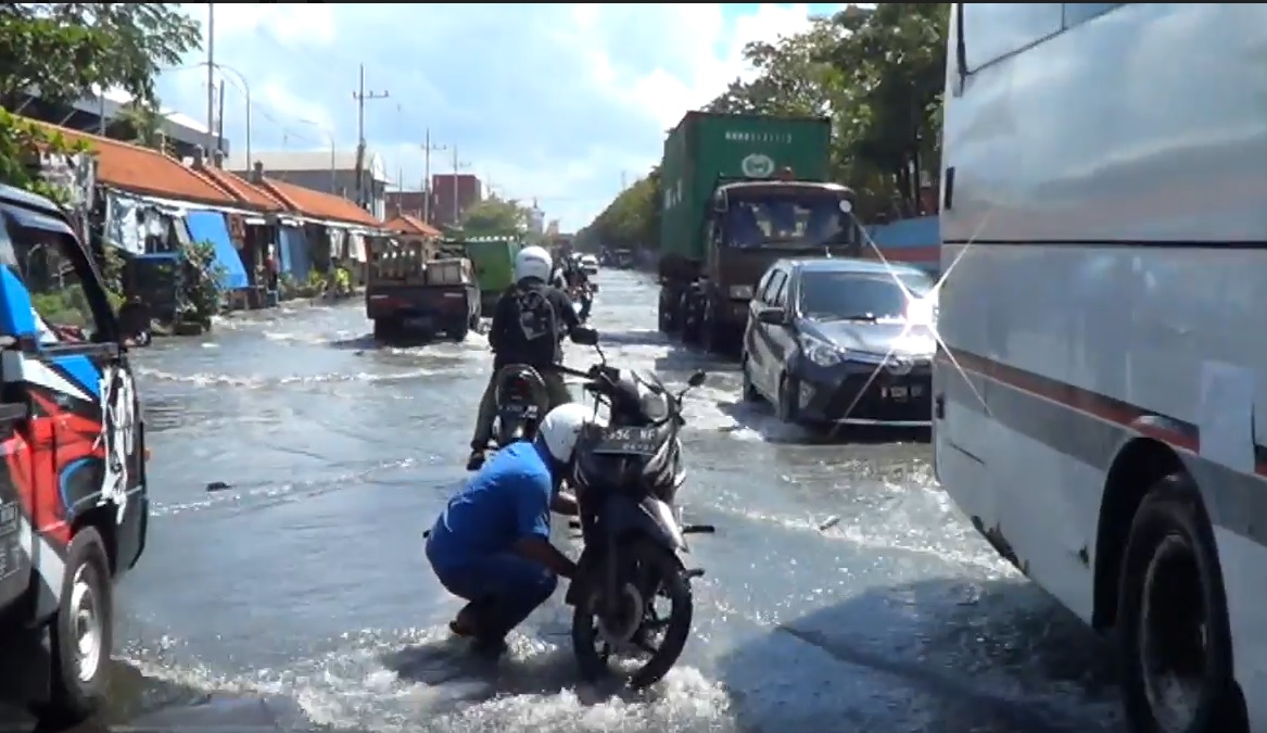 Banjir Rob Terjang Wilayah Pelabuhan Tanjung Perak
