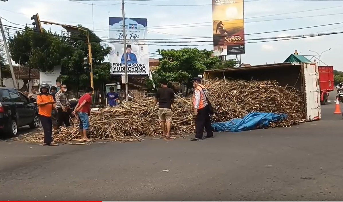 Truk muatan tujuh  ton tebu terguling di perempatan jalan Desa Klitik, Kecamatan Geneng,  Kabupaten Ngawi/metrotv