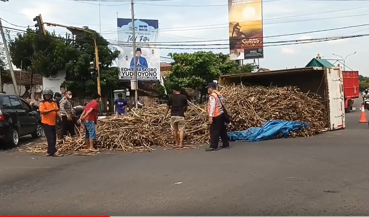 Truk  Bermuatan 7 Ton Tebu Terguling di Ngawi