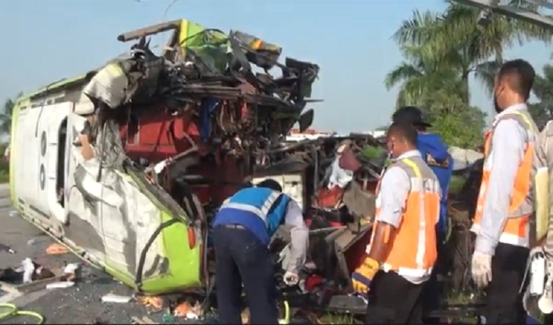 Kondisi bus yang hancur setelah menabrak tiang  VMS (Variable Message Sign)  (Foto/ Metro TV)